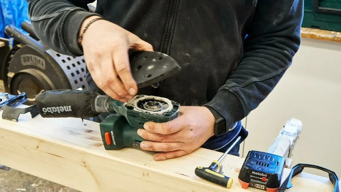 Der Akku-Multischleifer ist abgesehen von der bügeleisenförmigen Schleifplatte baugleich mit dem Akku-Sander Powermaxx SRA 12 BL. Mit dem passenden Zubehör lässt sich die eine Maschine leicht in die andere verwandeln.